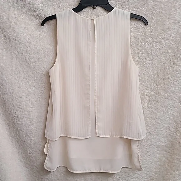 Cream sleeveless top, size medium - Picture 3 of 3